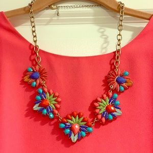 Pretty statement necklace in perfect condition 💗